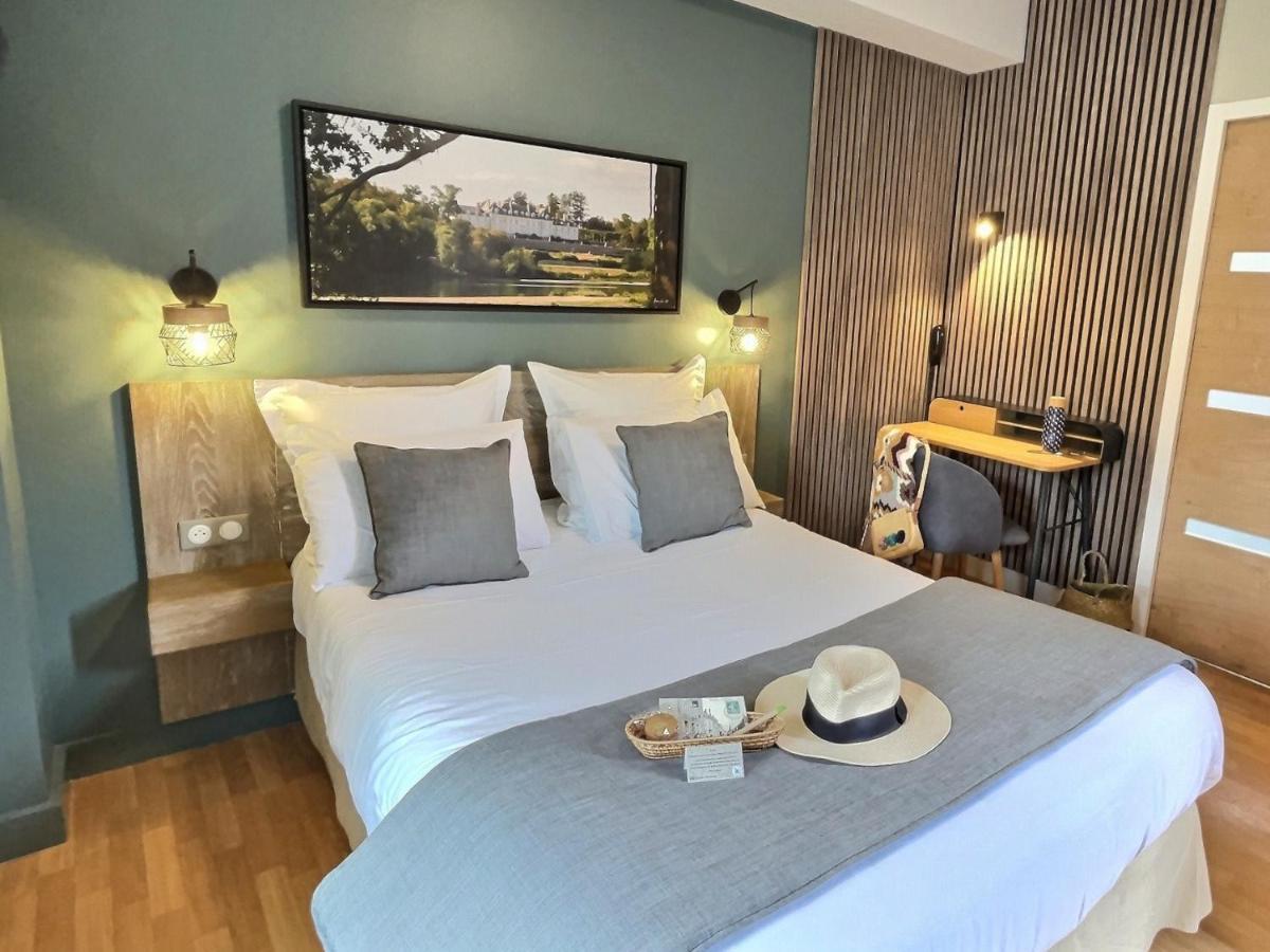Logis Hotel Du Cygne Bracieux Esterno foto