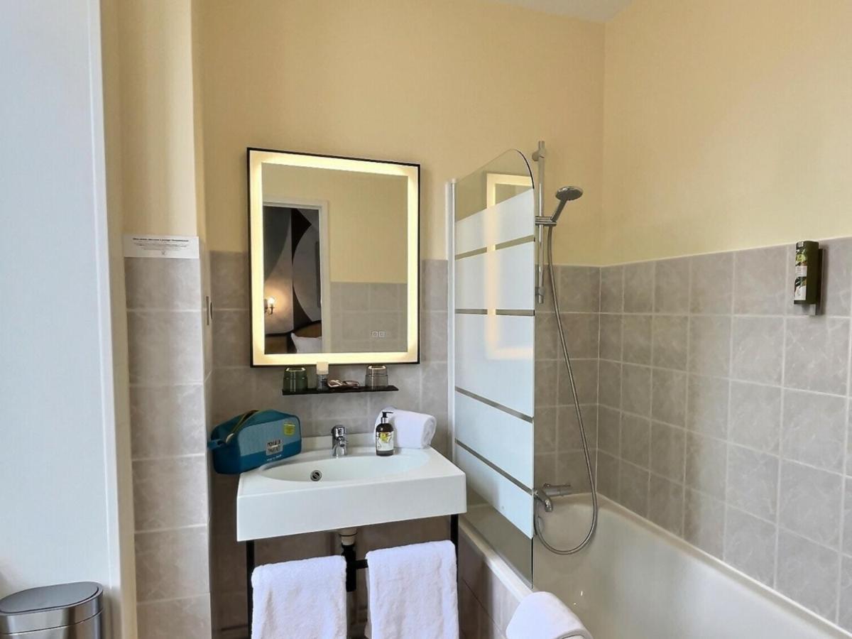 Logis Hotel Du Cygne Bracieux Esterno foto