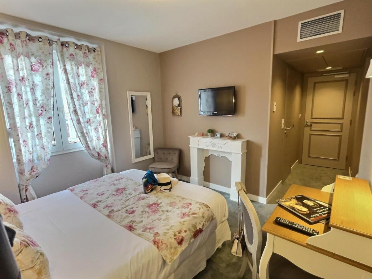 Logis Hotel Du Cygne Bracieux Esterno foto