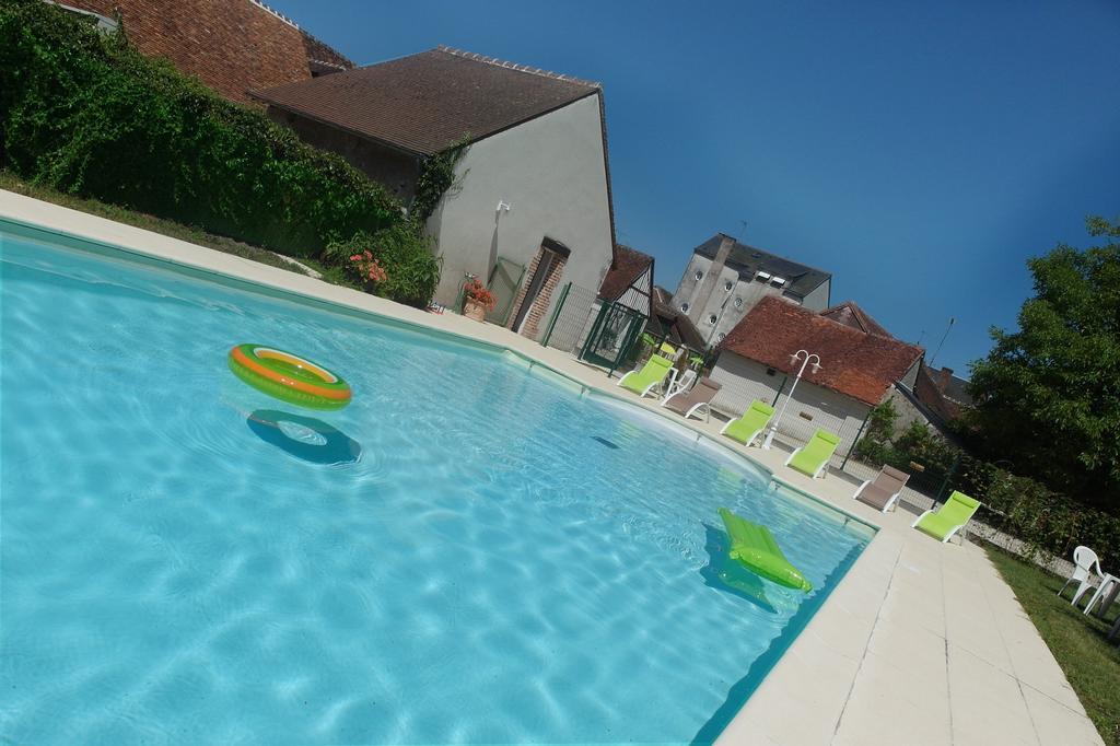 Logis Hotel Du Cygne Bracieux Esterno foto